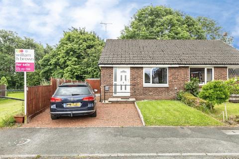 2 bed property, in Grange Fields Road, £160,000