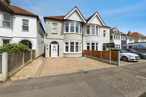 3 bed property, in Shaftesbury Avenue, £525,000