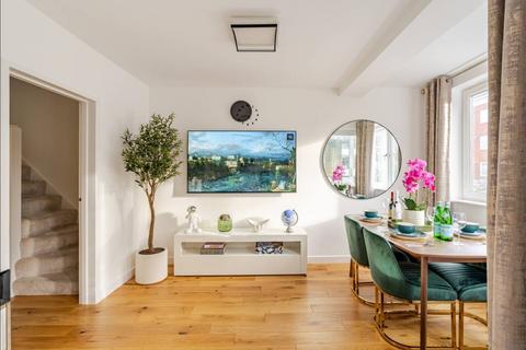 2 bed property, in Flat 25, £780,000