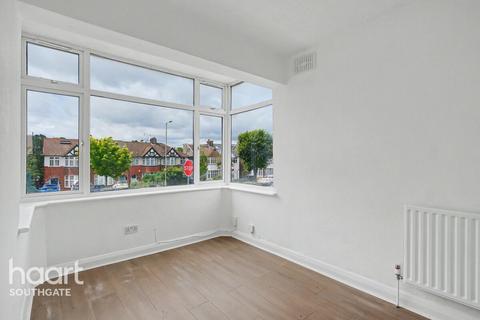 3 bed property, in Hampden Way, £625,000