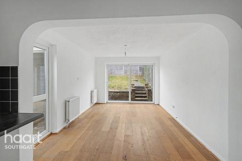 3 bed property, in Hampden Way, £625,000