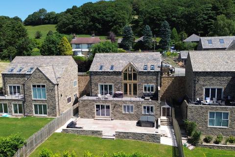 5 bed property, in Cold Hill Lane, £875,000