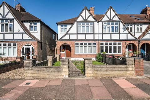 3 bed property, in Birchwood Avenue, £600,000