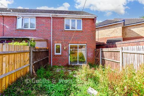 2 bed property, in Grebe Close, £250,000