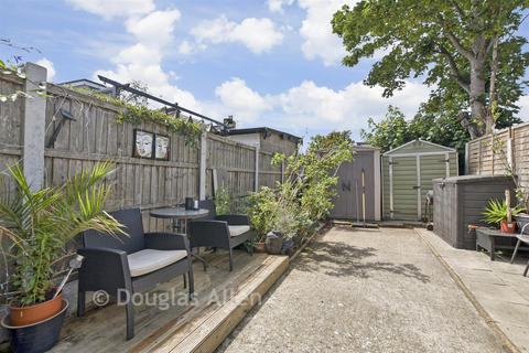 3 bed property, in Borwick Avenue, £775,000