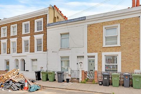2 bed property, in Elm Park, £600,000