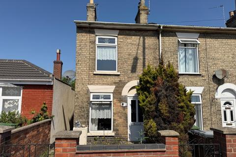 2 bed property, in 130 Beccles Road, £60,000
