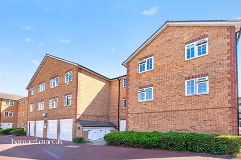 2 bed property, in Gables Close, £250,000