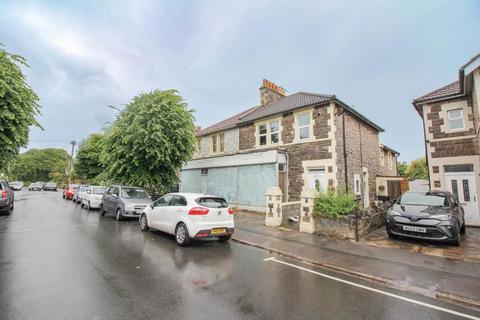 2 bed property, in Whitecross Road, £240,000