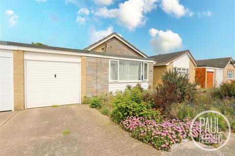 2 bed property, in Whitton Close, £220,000