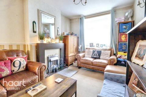 2 bed property, in Park Street, £280,000
