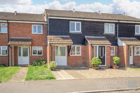 2 bed property, in Chapel Road, £180,000