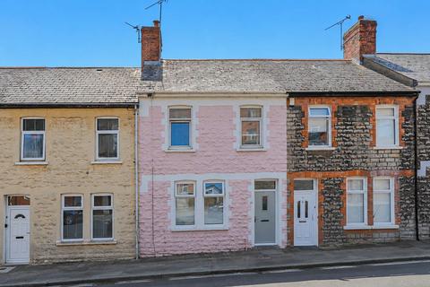 2 bed property, in Queen Street, £230,000