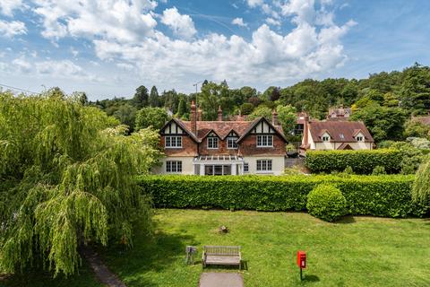 3 bed property, in Holmbury St. Mary, £725,000