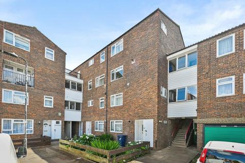 2 bed property, in Union Road, £385,000