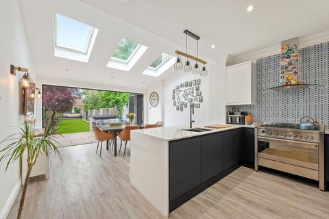 3 bed property, in Russell Road, £695,000