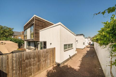 3 bed property, in Manuka Close, £750,000