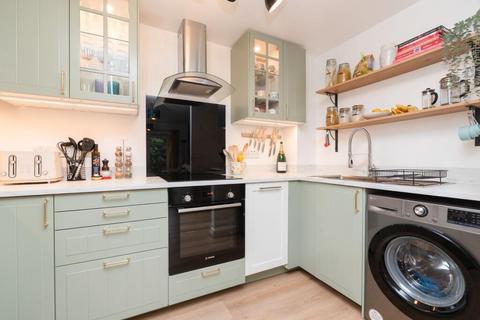 2 bed property, in Holly Street, £179,000