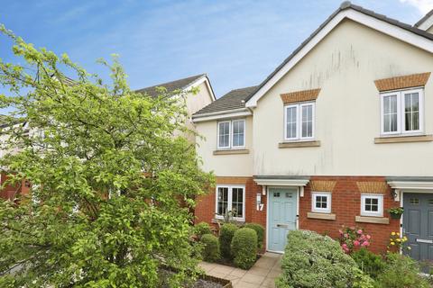 3 bed property, in Brunel Close, £200,000