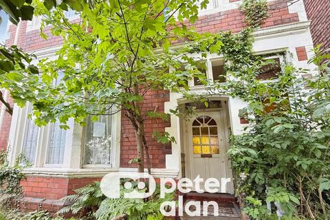 4 bed property, in Victoria Avenue, £250,000