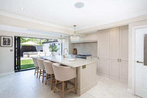 3 bed property, in Malham Grove, £395,000