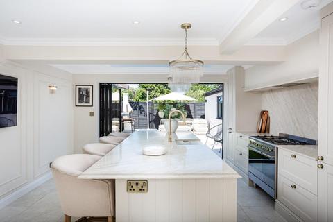 3 bed property, in Malham Grove, £395,000