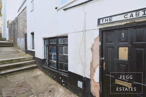 3 bed property, in Park Lane Steps, £160,000