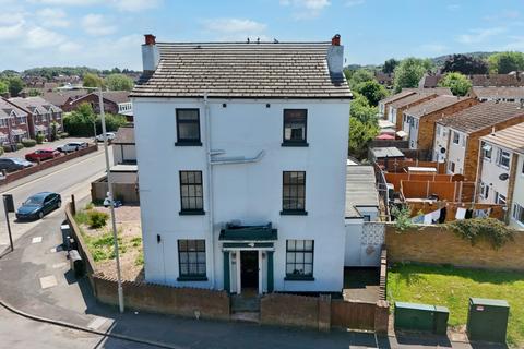 9 bed property, in Holyhead Road, £350,000