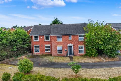 5 bed property, in Glovers Way, £425,000