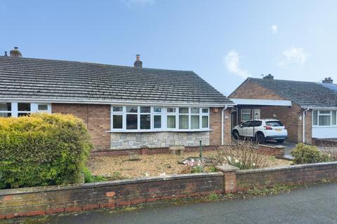 2 bed property, in Willows Road, £240,000