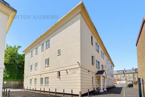 2 bed property, in Waterford Court, £350,000