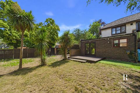 2 bed property, in Chancellor Gardens, £365,000