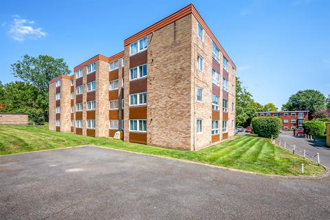 1 bed property, in Shortlands Grove, £275,000