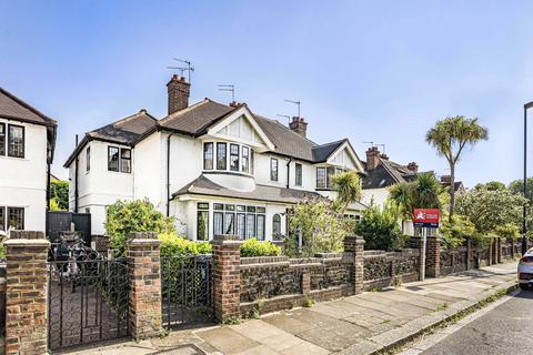 2 bed property, in Grove Park Road, £685,000