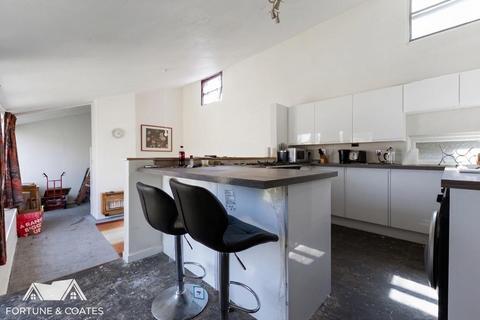 2 bed property, in Bishops Field, £250,000