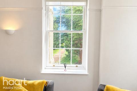2 bed property, in Tarragon Road, £280,000
