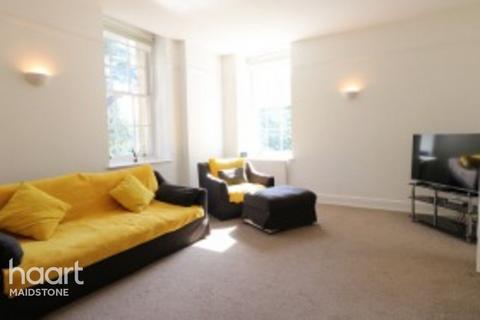 2 bed property, in Tarragon Road, £280,000