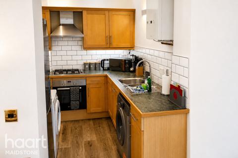 2 bed property, in Tarragon Road, £280,000