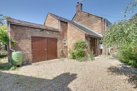 4 bed property, in Main Street, £300,000