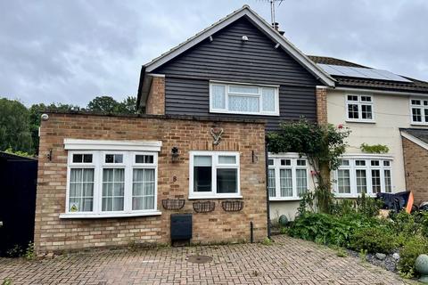 3 bed property, in Lyfield, £610,000