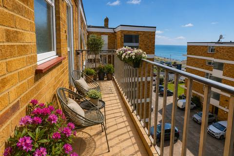 2 bed property, in North Gateway Court, £250,000