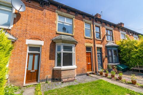 3 bed property, in Gordon Avenue, £190,000