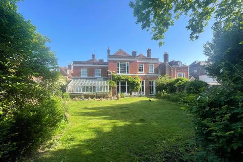 9 bed property, in New Street, £1,500,000