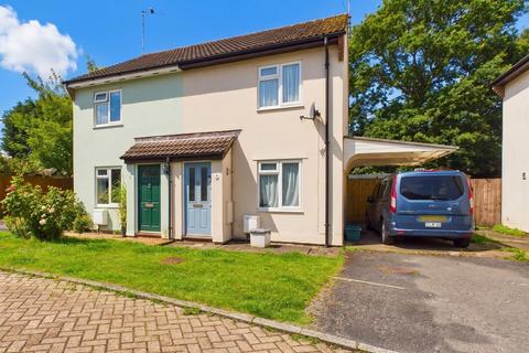 2 bed property, in Pennington Close, £195,000