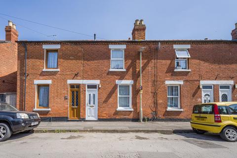 2 bed property, in Birchmore Road, £190,000