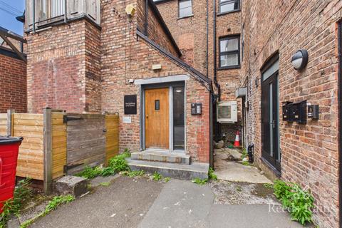 1 bed property, in The Causeway, £120,000