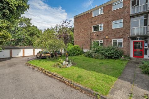 2 bed property, in Wisteria Road, £325,000