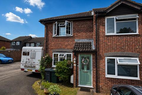 2 bed property, in Drake Road, £290,000