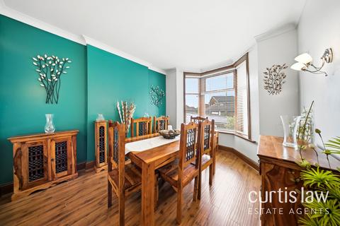 2 bed property, in Burnley Road, £170,000