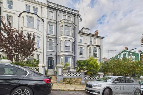 2 bed property, in Anglesea Terrace, £90,000